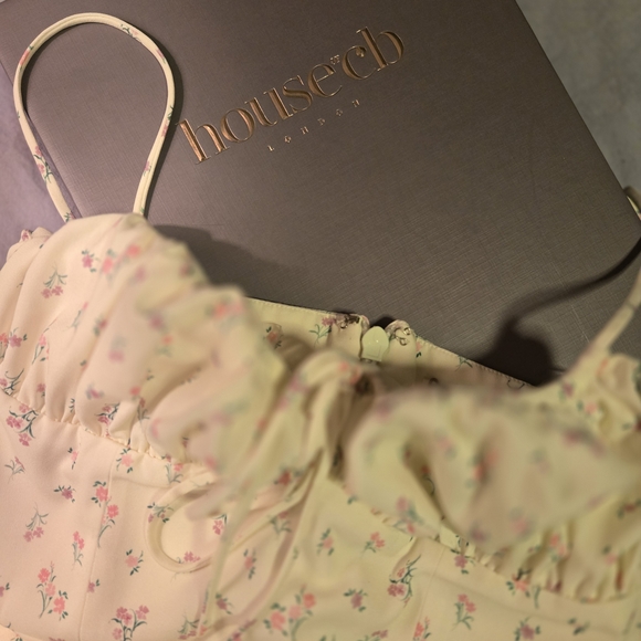House of CB Cream Floral Dress Small Regular Cup - Picture 6 of 9